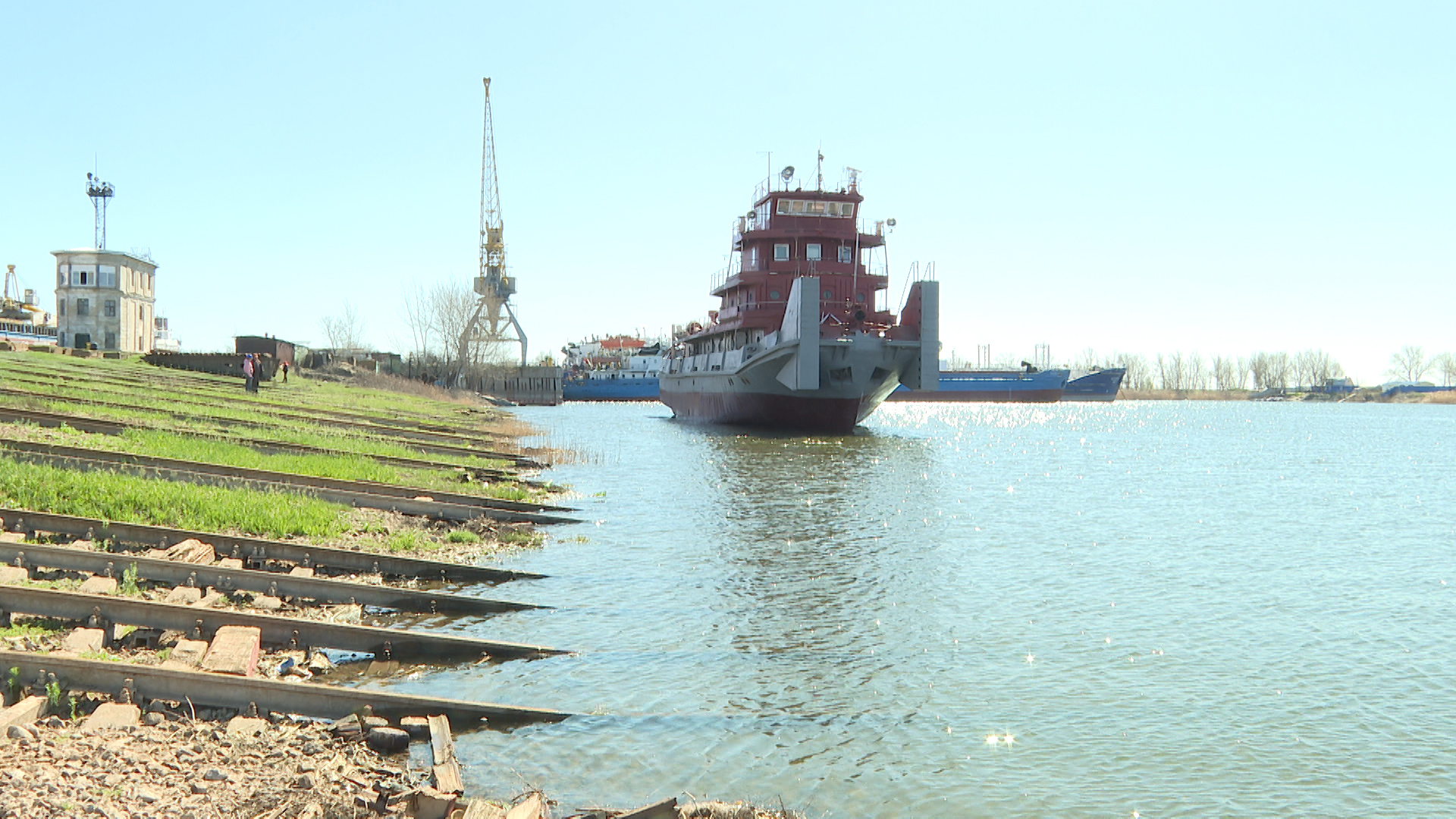 Завод в Волгоградской области спускает на воду теплоходы после ремонта