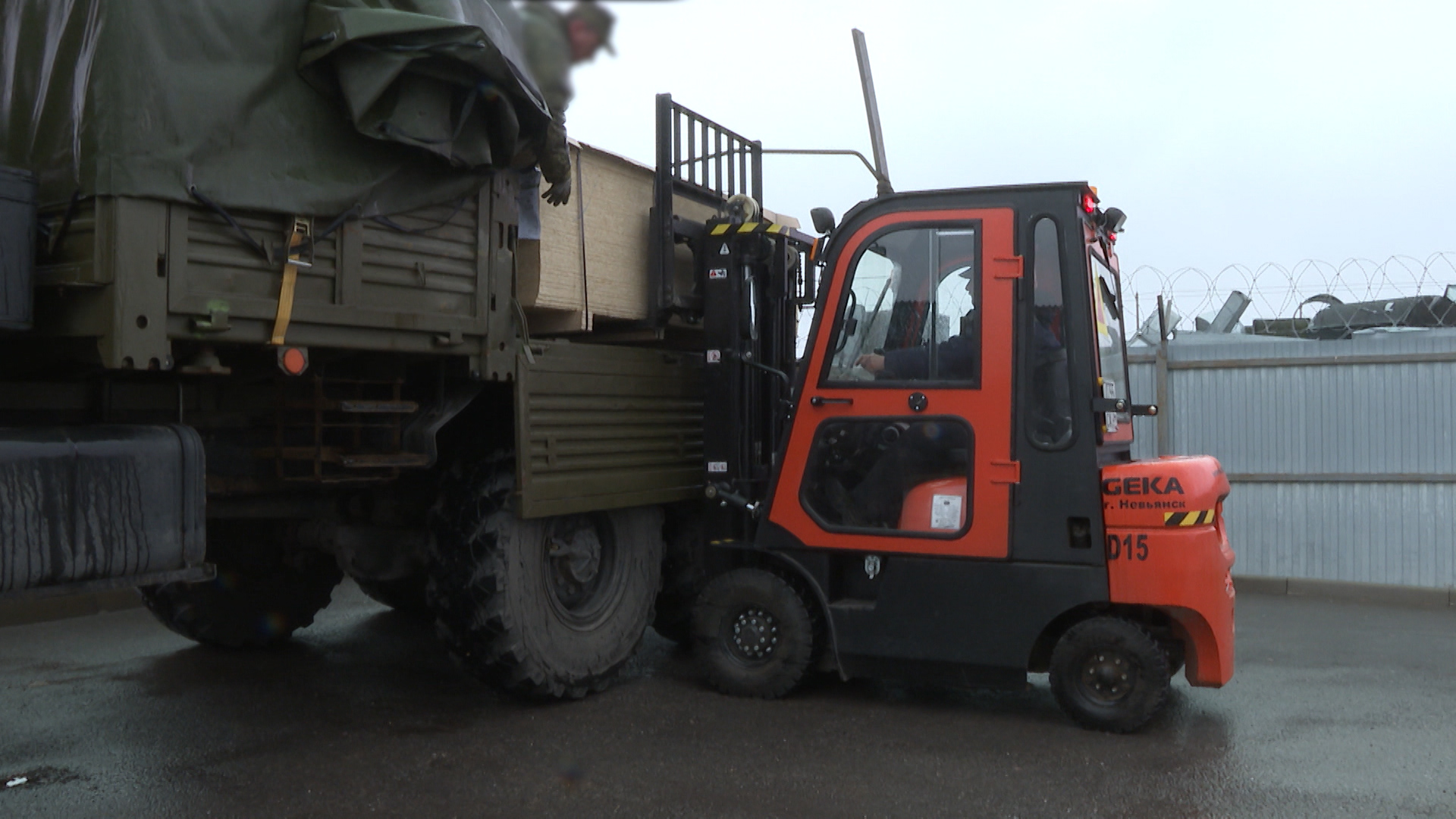 Строительные материалы и инструменты: еще один гумгруз отправился к волгоградским участникам СВО