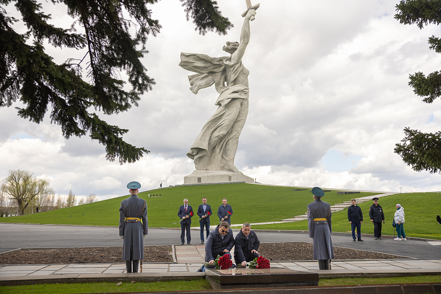 Андрей Бочаров и Константин Чуйченко возложили цветы на Мамаевом кургане