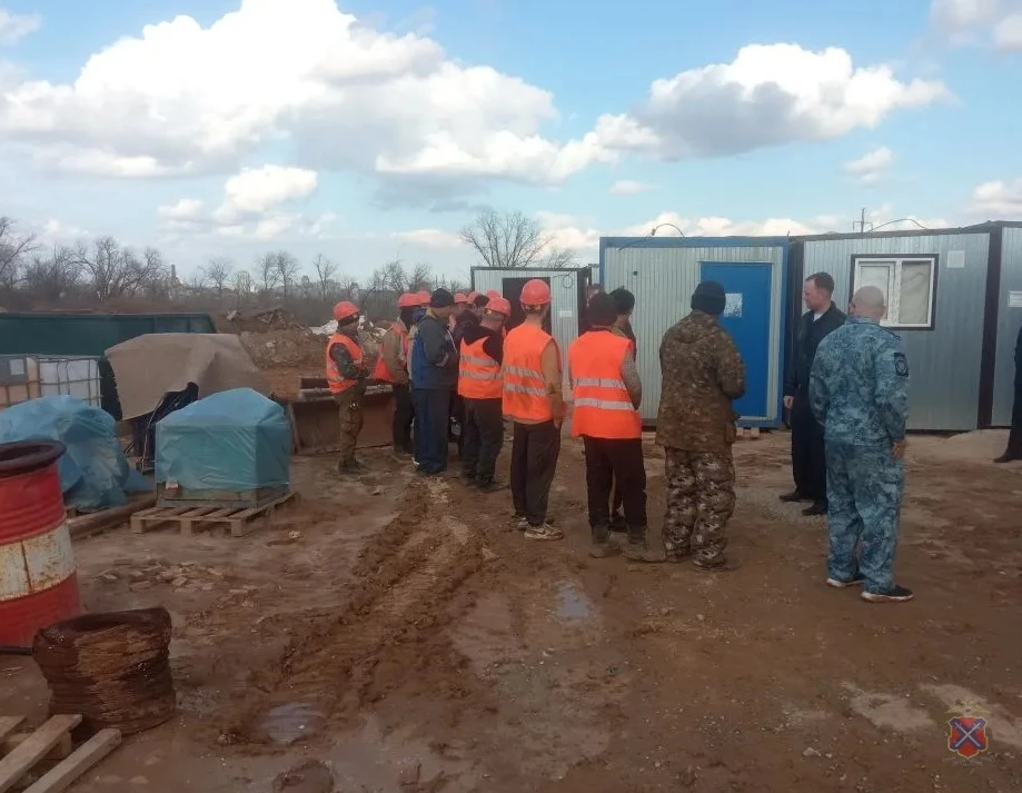 На стройке в Волгограде нашли мигрантов без разрешения на работу