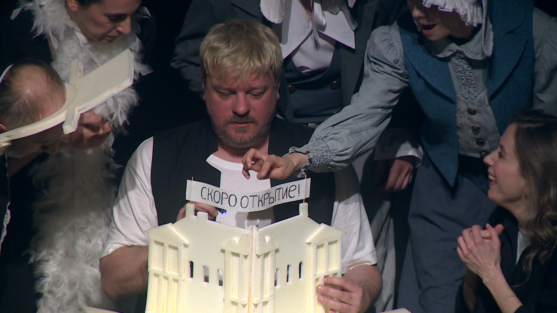 Нижневартовский драмтеатр представил в Волгограде спектакль «За Пушкина отвечаем!»