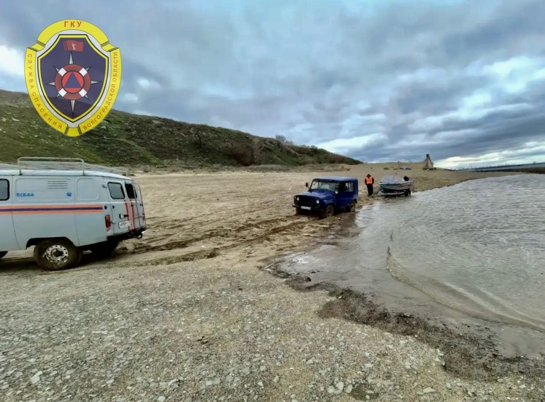 Группу из шести человек спасли от ветра на острове в Волгограде