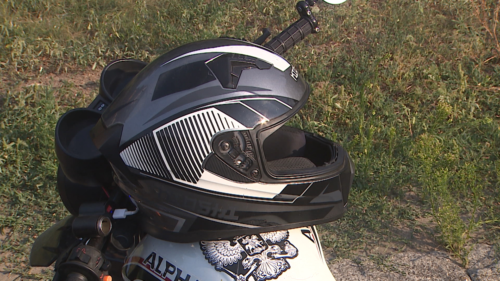 Мужчина сел за руль мотоцикла без прав и попал в ДТП в Волжском