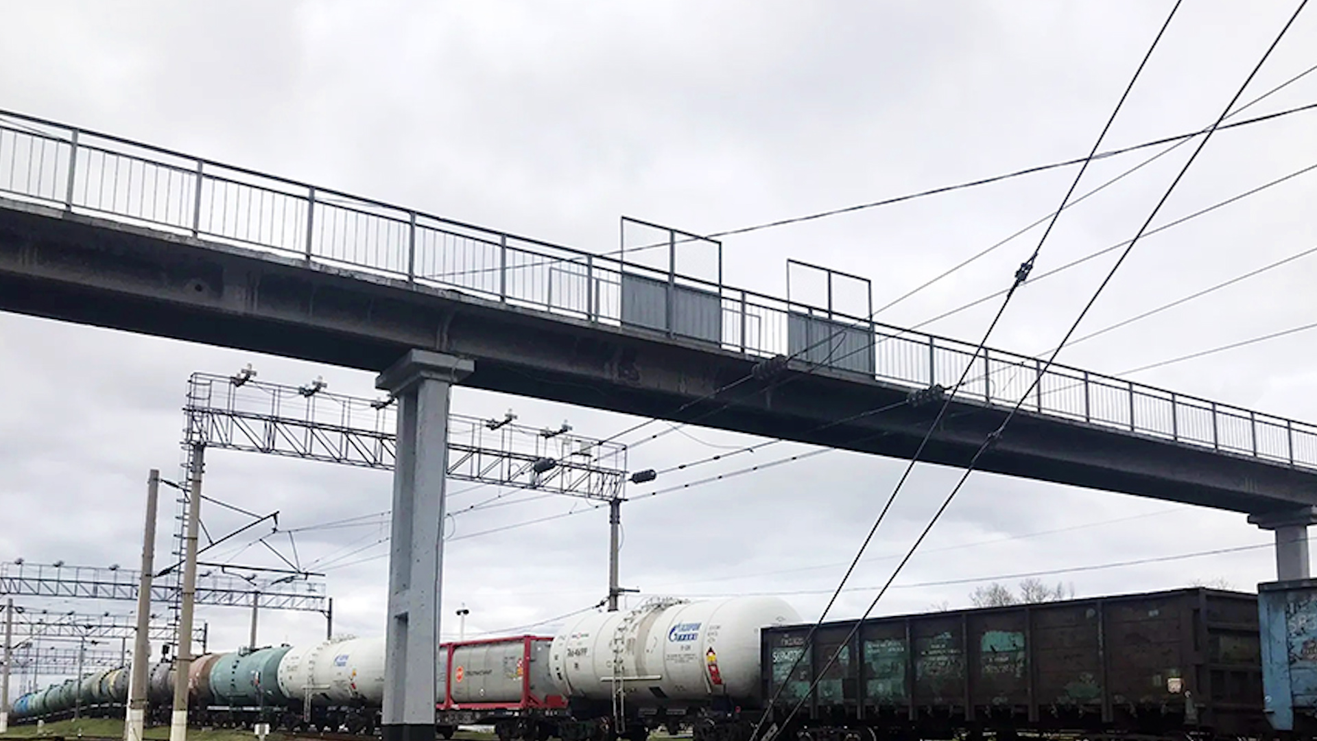 Пешеходный мост через железную дорогу отремонтировали в Волжском