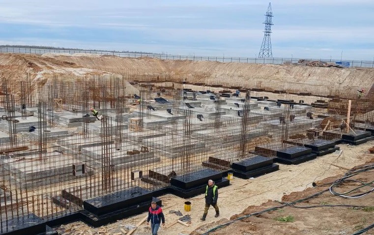 В Советском районе Волгограда завершают строительство фундамента новой школы
