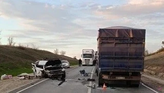 Пассажирка иномарки погибла в ДТП с КамАЗом