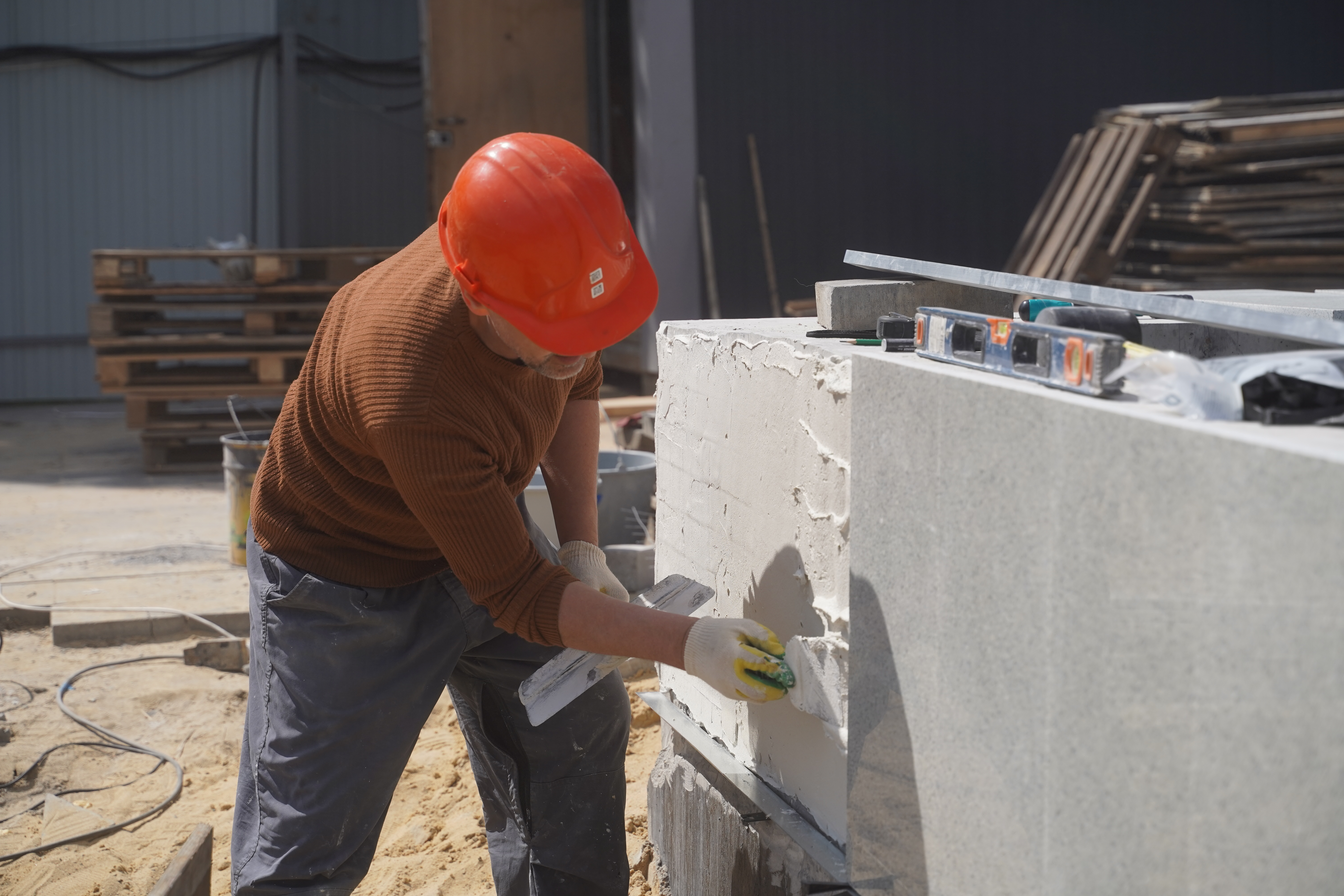 Чаши фонтанного ансамбля в ЦПКиО Волгограда выкладывают мансуровским гранитом