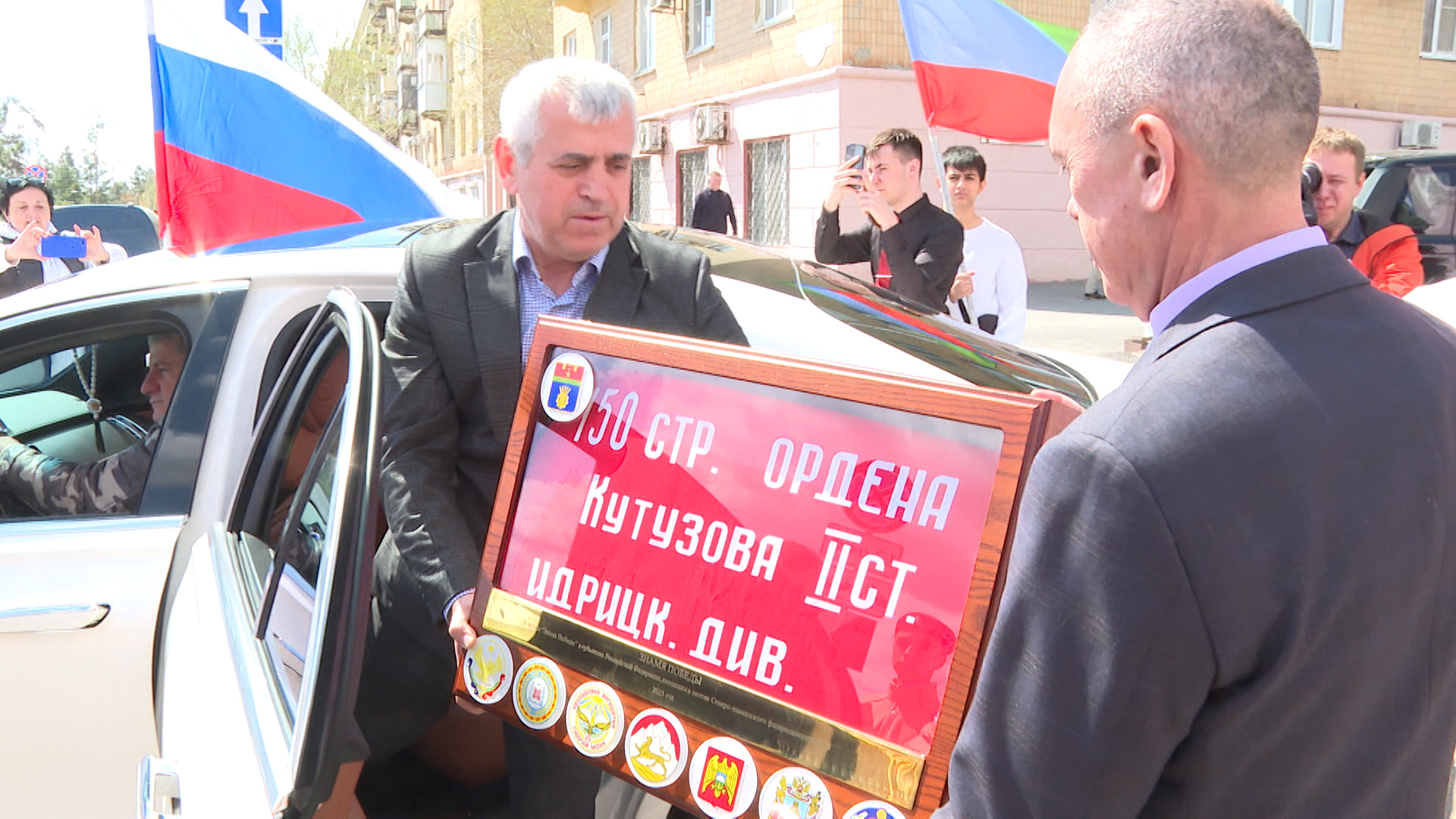 Волгоград передал копию «Знамени Победы» делегации Каспийска