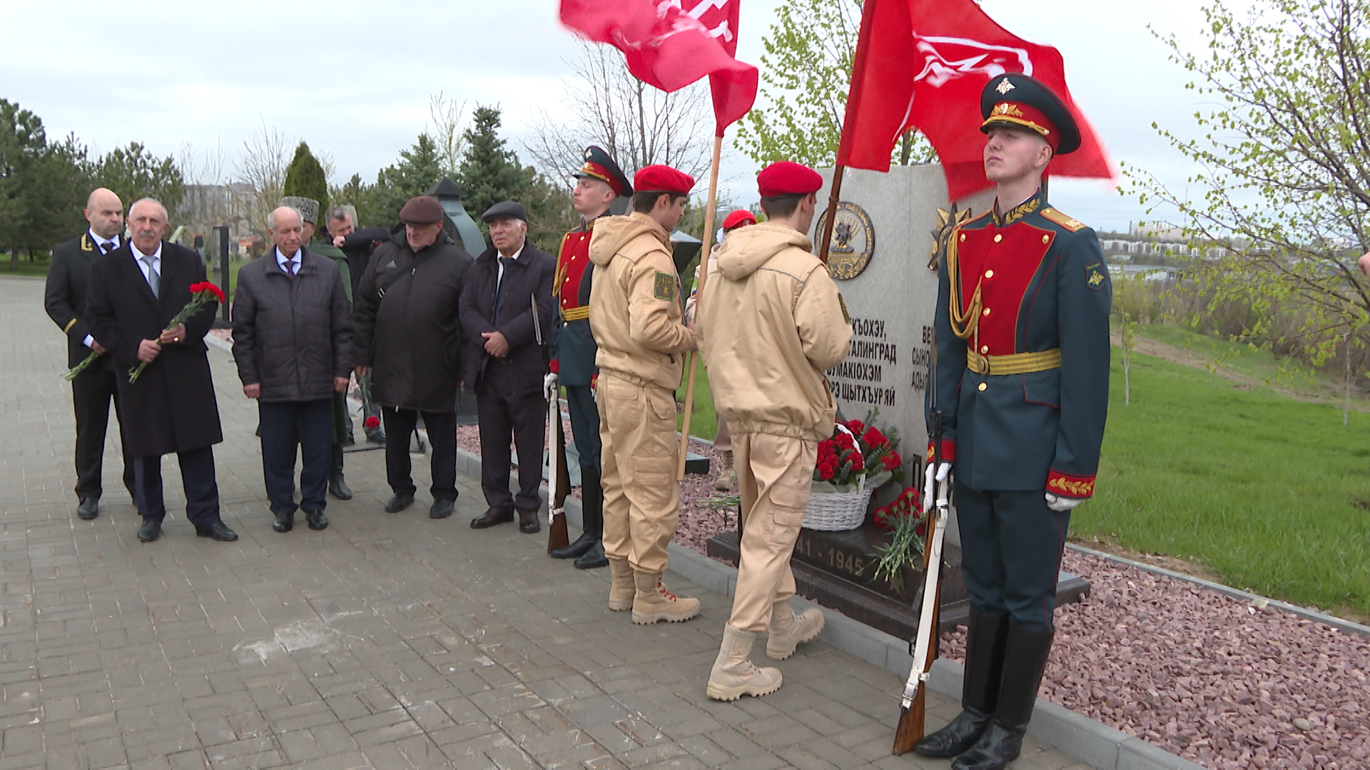 Потомки героев: жители Адыгеи возложили цветы на мемориальном кладбище Мамаева кургана