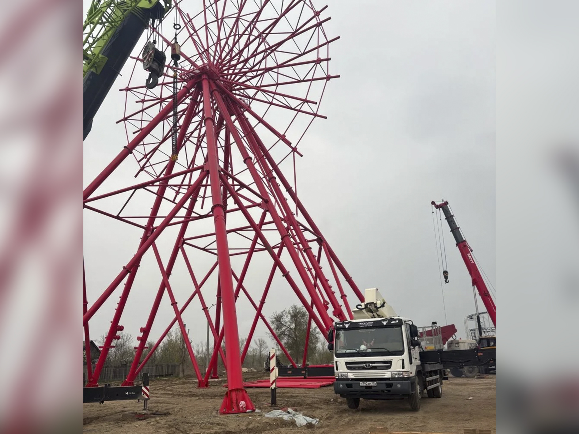 На юге Волгограда приступили к монтажу внешнего обода колеса обозрения «Красное солнце»