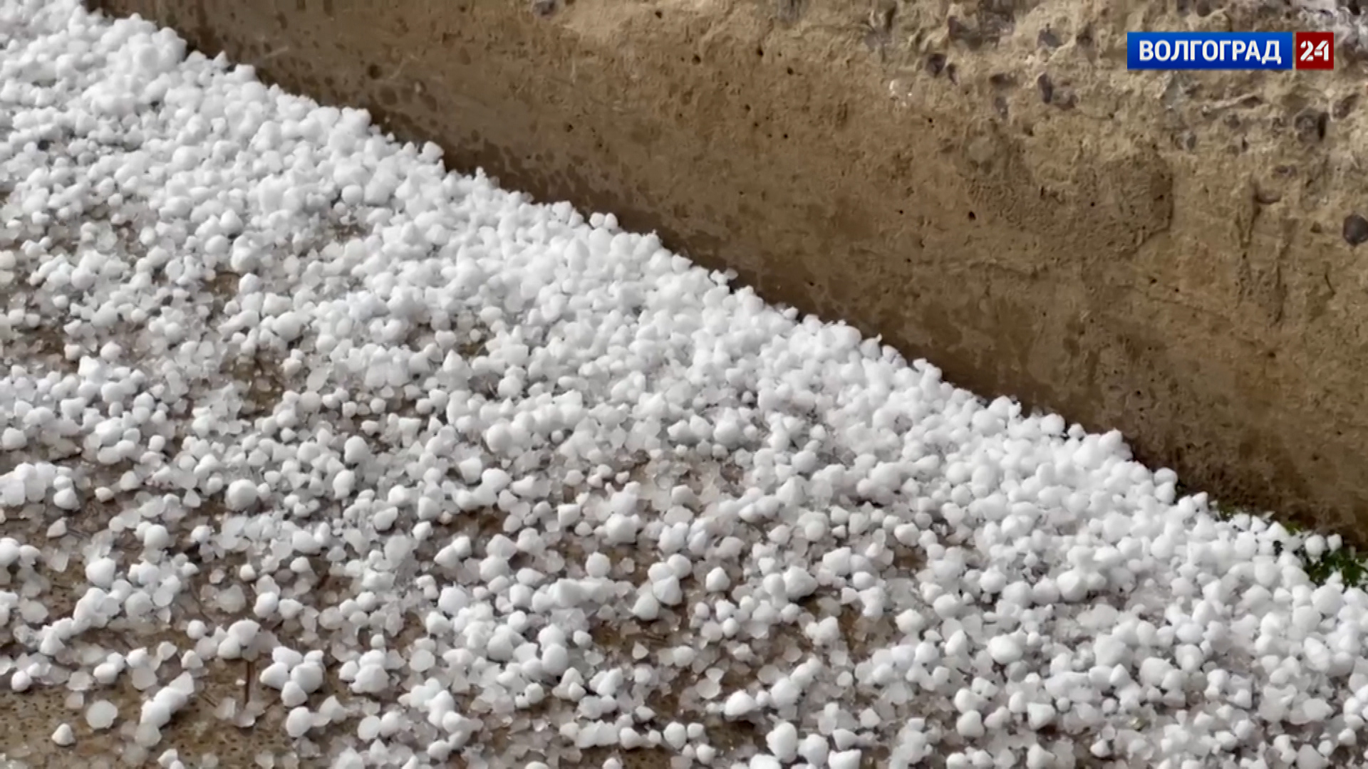 Град и снег удивили волгоградцев днем 24 апреля