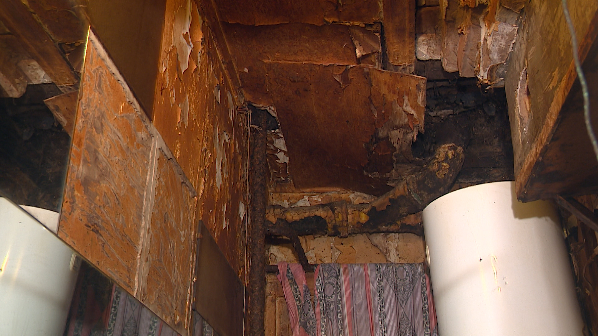 В Волгограде жители старого дома на улице Олимпийской вынуждены ждать расселения в ужасных условиях