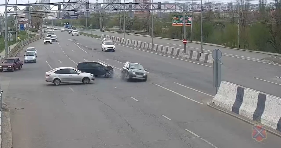 Водитель выехал на «красный» и врезался в иномарку в Волгограде