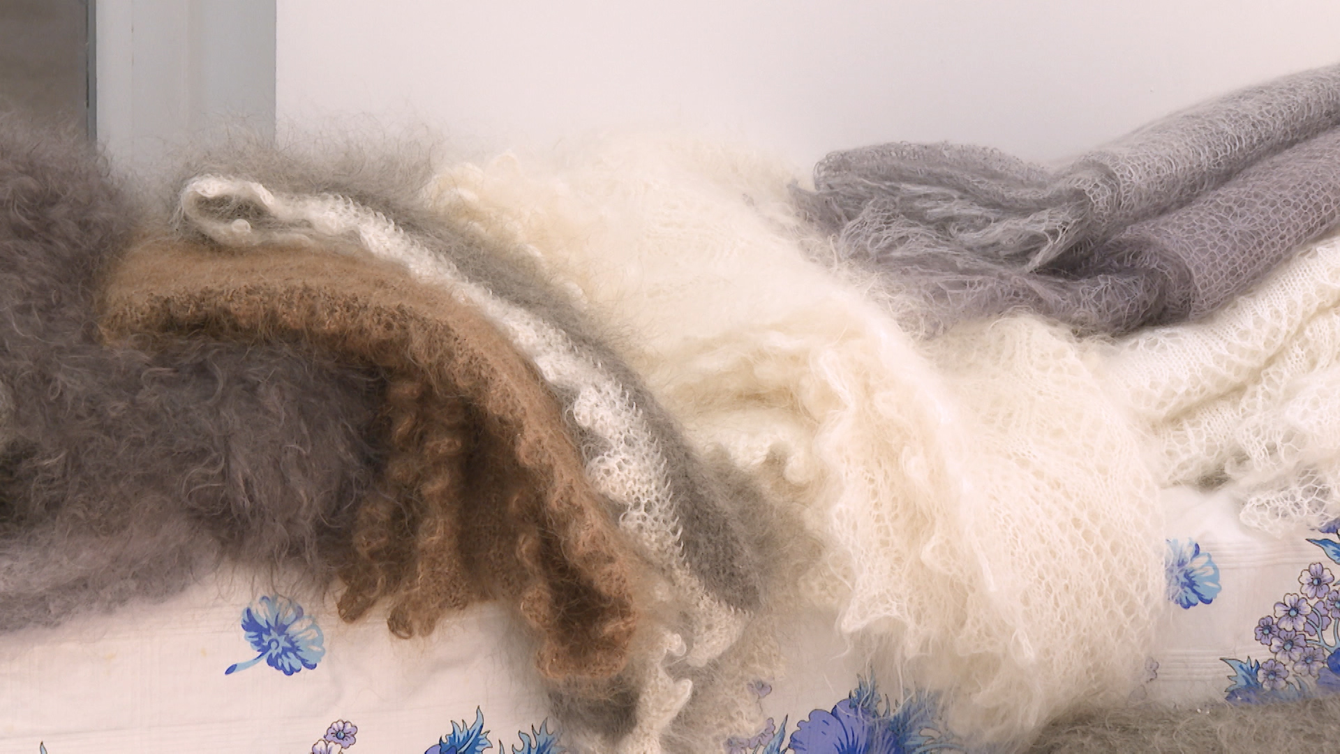 Волгоградка развивает бизнес, создавая изделия из урюпинского козьего пуха