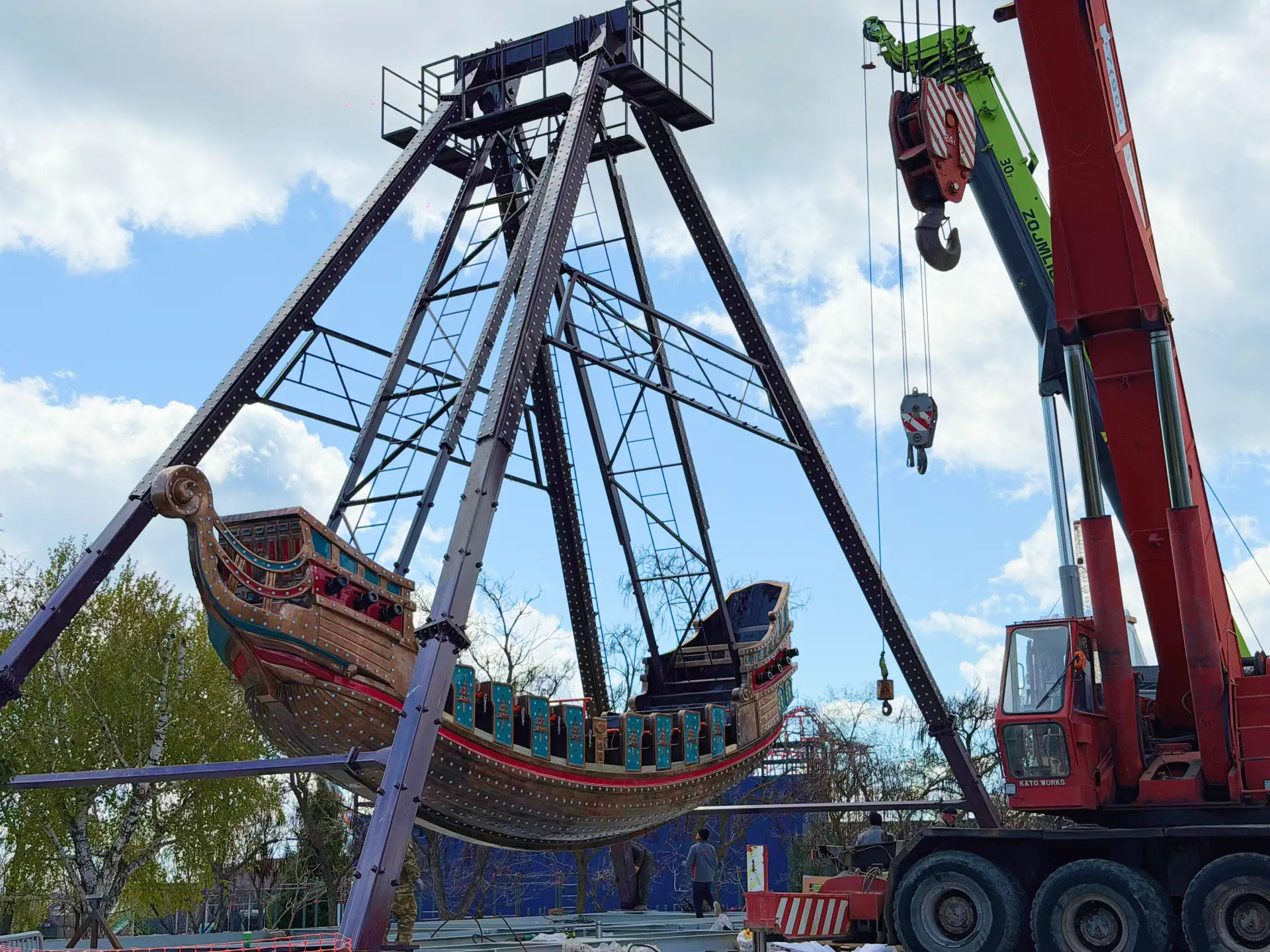 «Пиратский корабль» достраивают в Центральном парке Волгограда