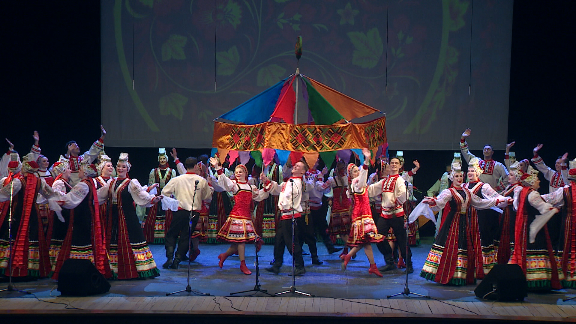 Воронежский хор имени Массалитинова показал разнообразие народной песни на волгоградской сцене