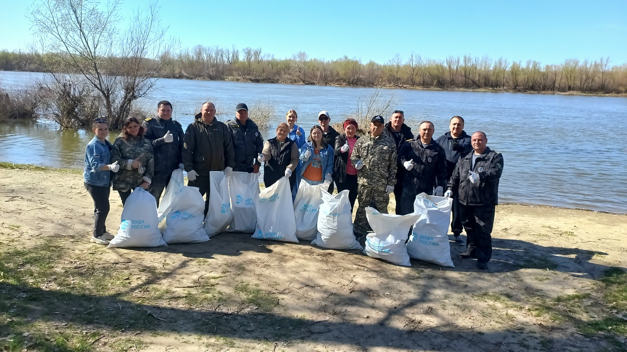 Волонтеры очистили берега водоемов в природных парках Волгоградской области