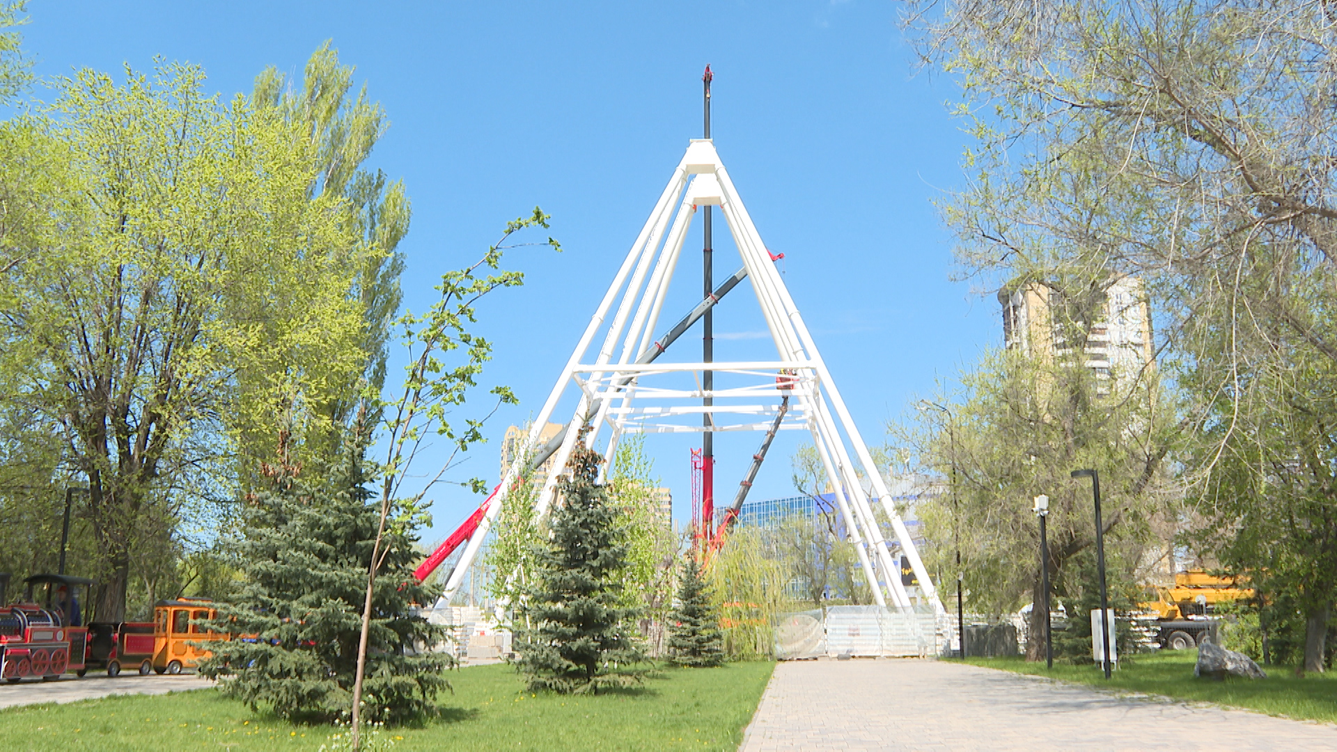 Колесо обозрения собирают в Горсаду Волгограда