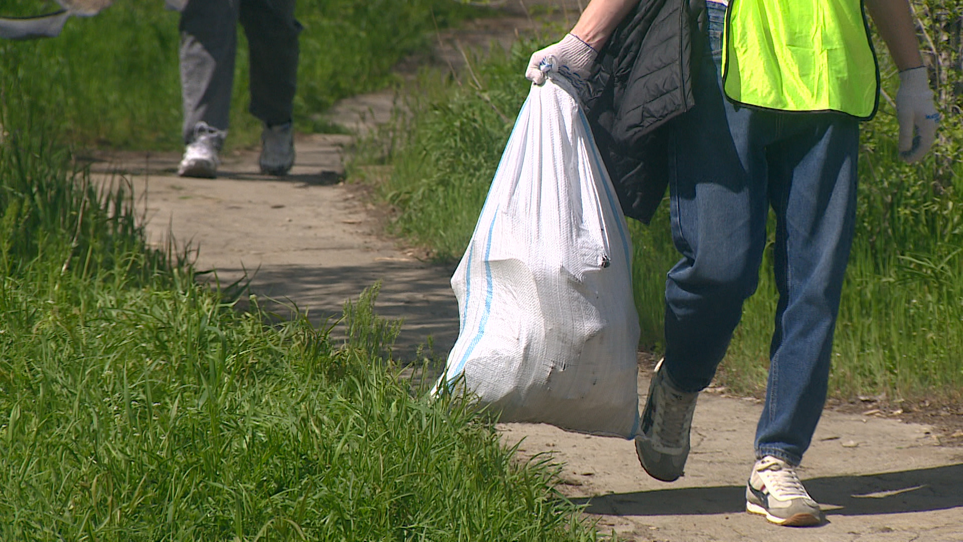 Молодежь убрала мусор на острове Людникова в Волгограде