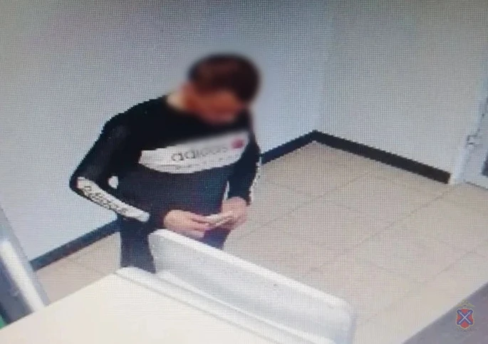В Волгоградской области мужчина украл деньги у сводной сестры