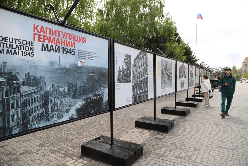 Фотодокументальную выставку открыли перед музеем-панорамой в Волгограде