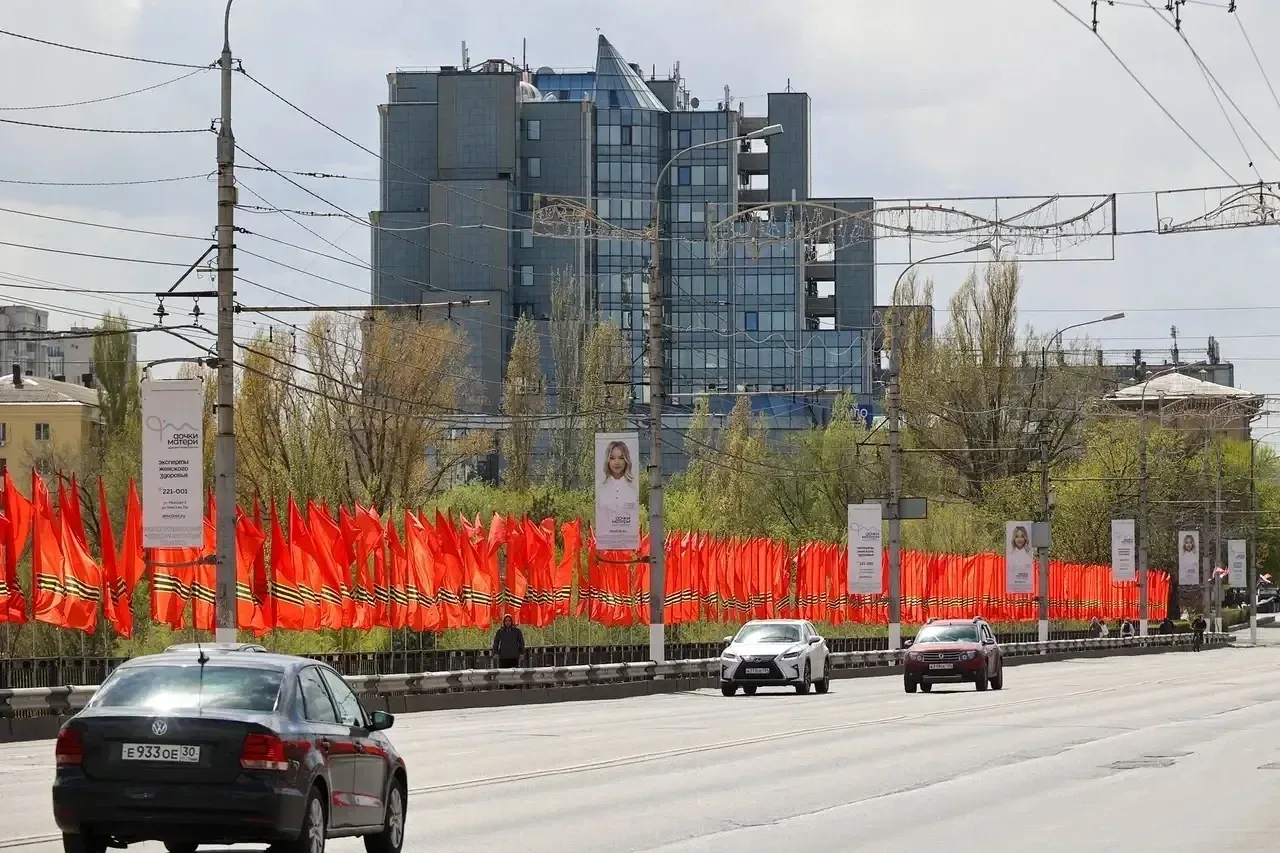 Полиция проверяет подростков, сбросивших флаг к 9 Мая с моста в Волгограде