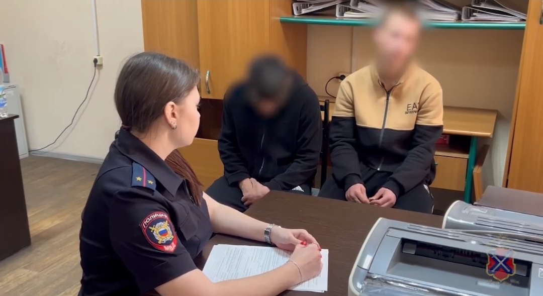 Задержаны подростки, скинувшие флаг к 9 Мая с моста в Волгограде