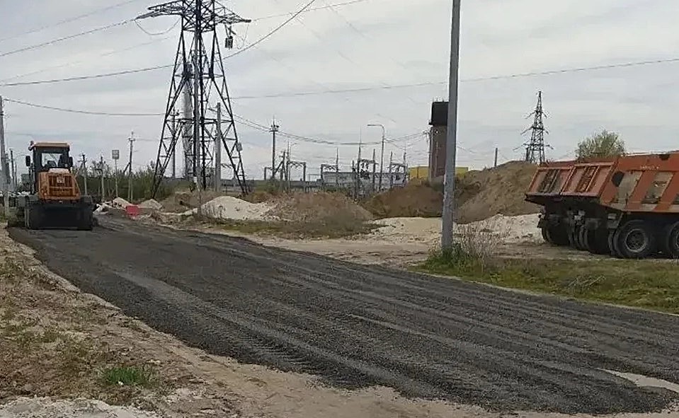В Волгограде укладывают асфальт на подъездах к поселку Солнечному