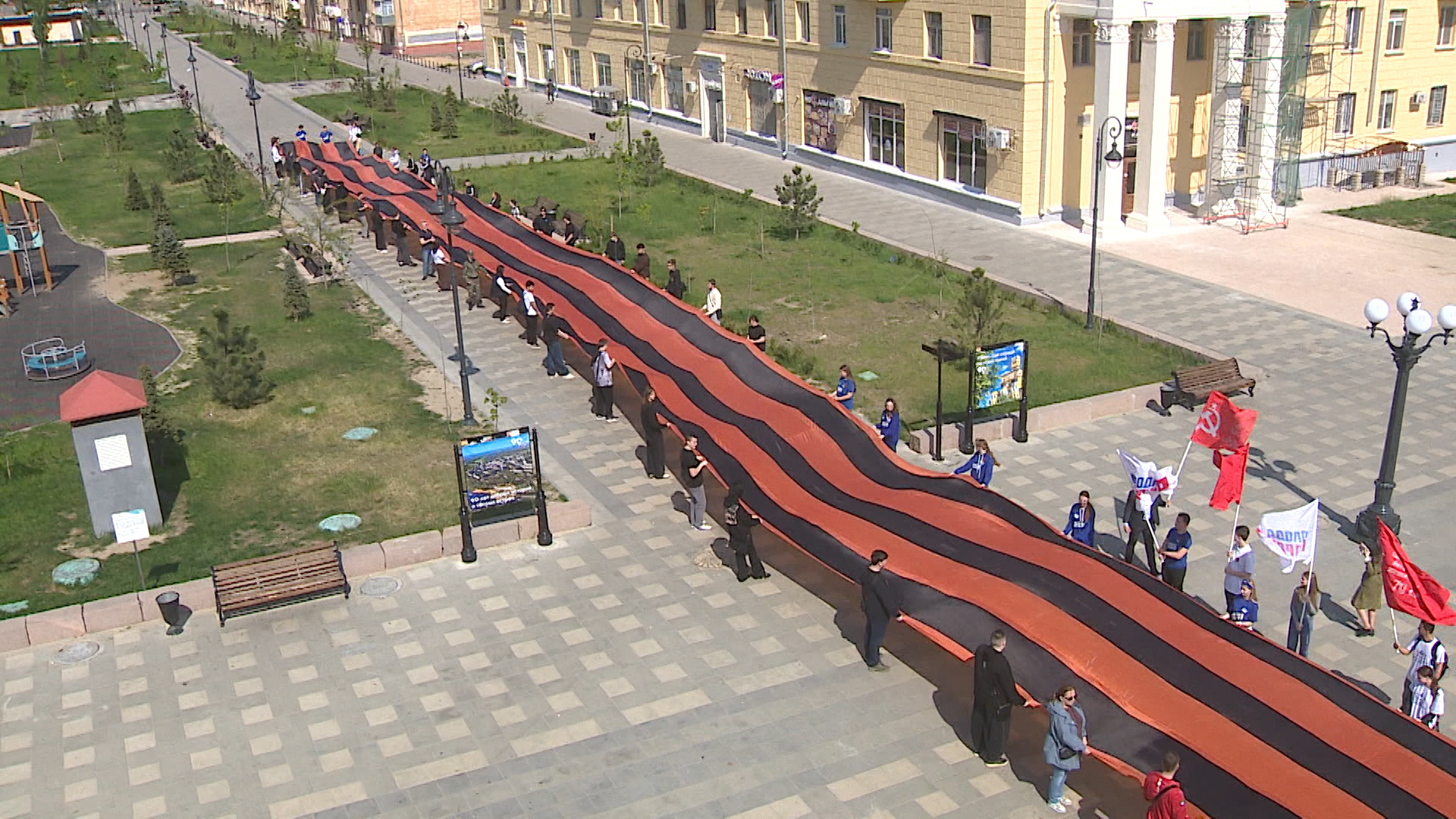 100-метровую георгиевскую ленту пронесли в Волгограде