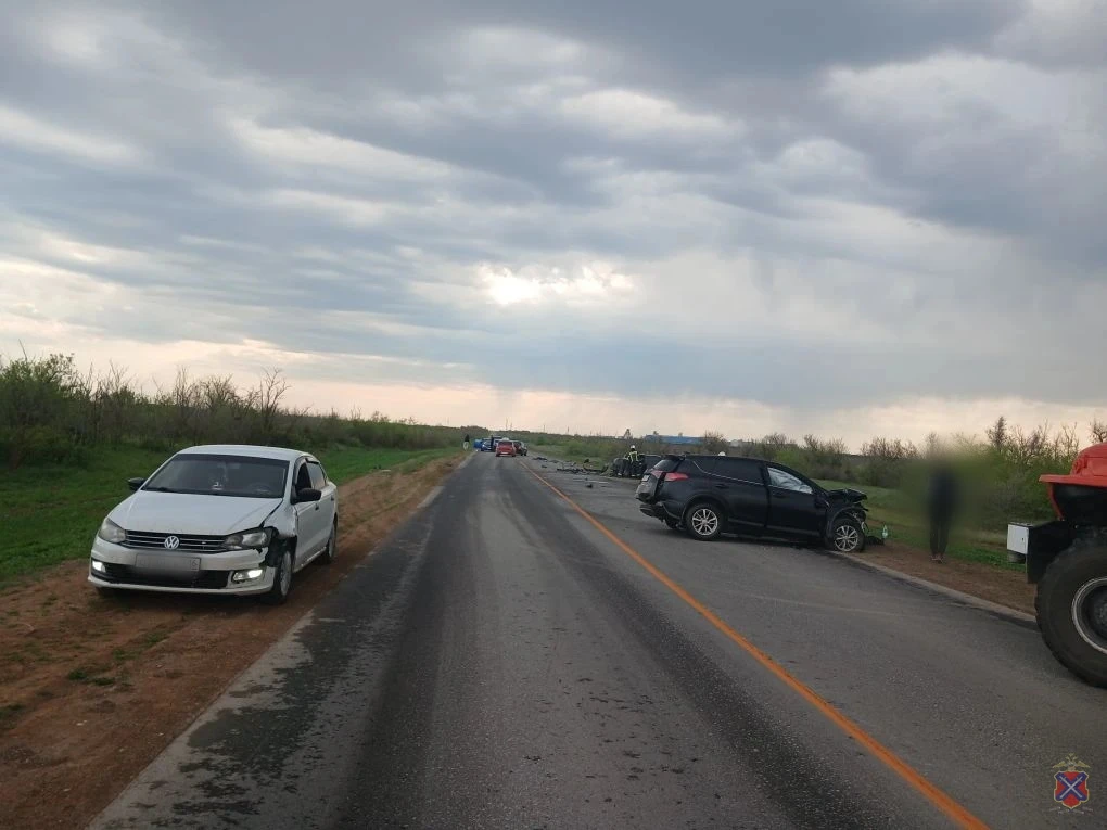 Двое погибли и шестеро пострадали в массовом ДТП под Волгоградом