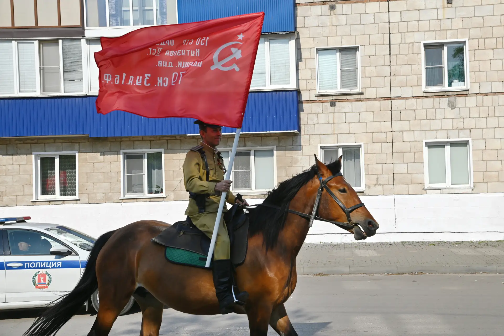 Конный пробег стартовал в Урюпинске накануне Дня Победы