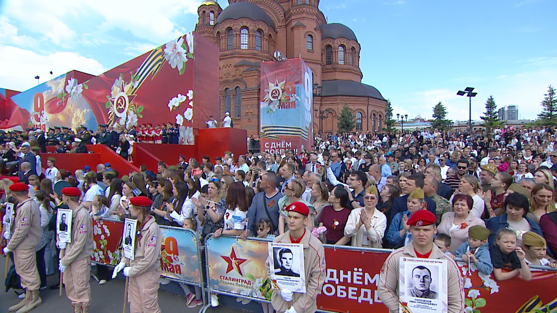 Почетные гости и ретротехника: Парад Победы в честь 9 Мая завершился в Волгограде