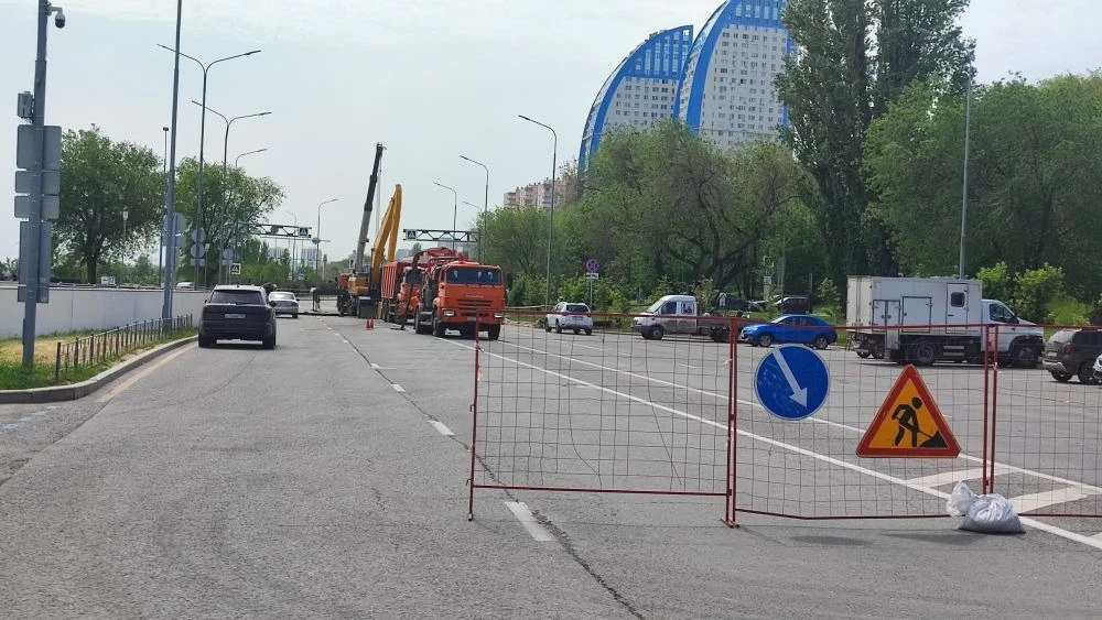В Волгограде ремонтируют канализационный колодец на набережной