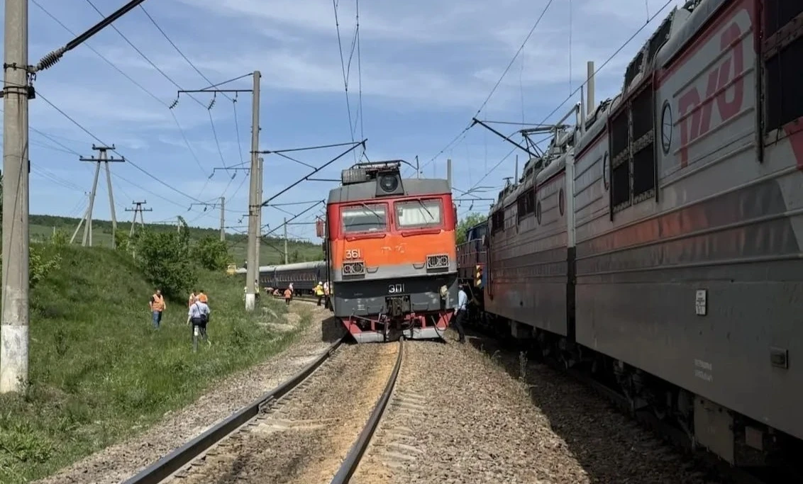 Проходящий через Волгоград поезд сошел с рельсов в Саратовской области