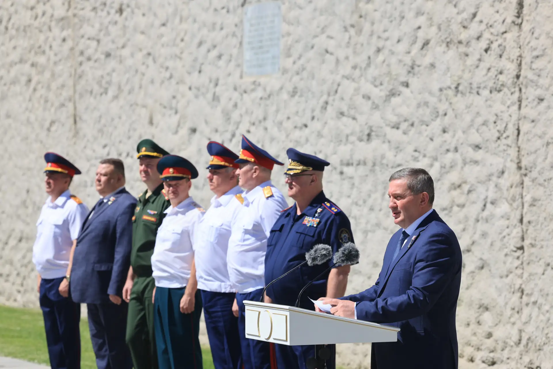 Волгоградский губернатор встретился с участниками VII кадетского слета СКР