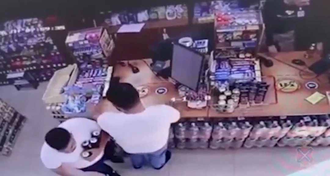 Мужчины устроили дебош в магазине за отказ продать спиртные напитки в Волгограде