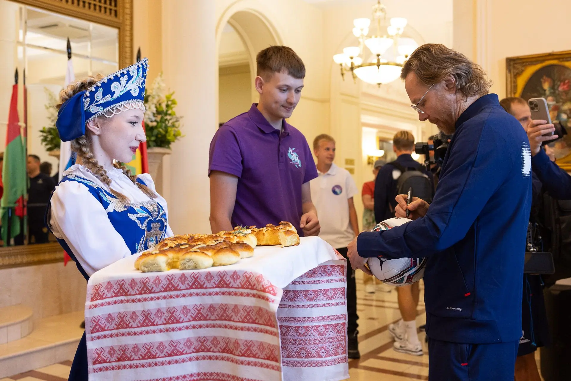 Мяч с автографом Валерия Карпина представят в музее фестиваля #ТриЧетыре в Волгограде