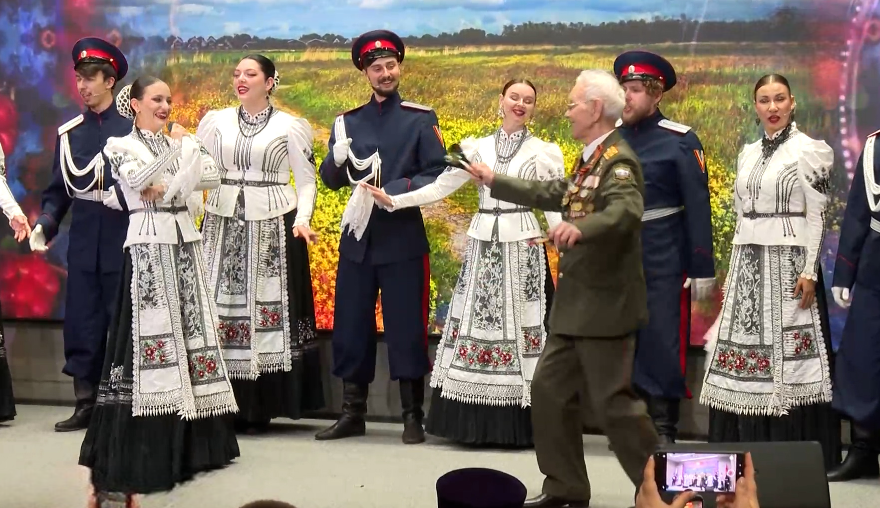В Волгограде ярко отметили 100-летие ветерана Великой Отечественной войны Александра Медкова