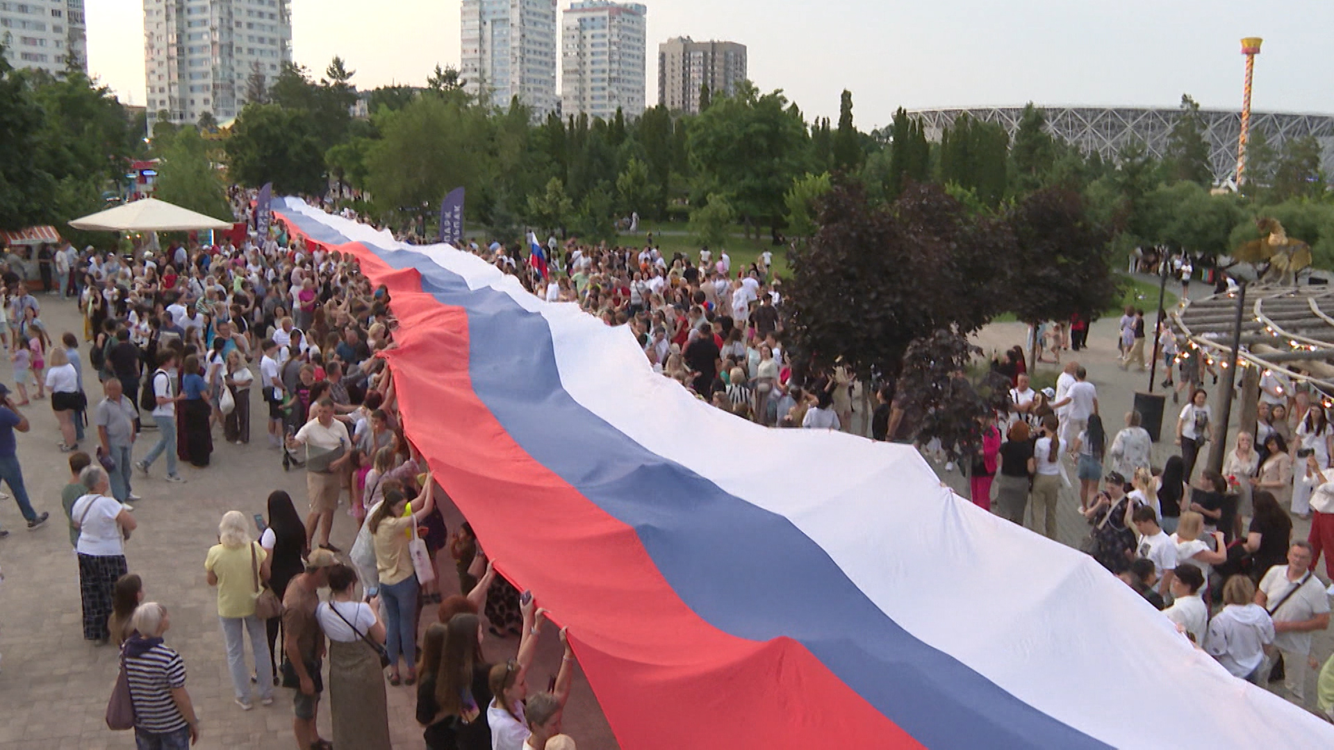 100-метровый флаг развернут в День России в ЦПКиО Волгограда