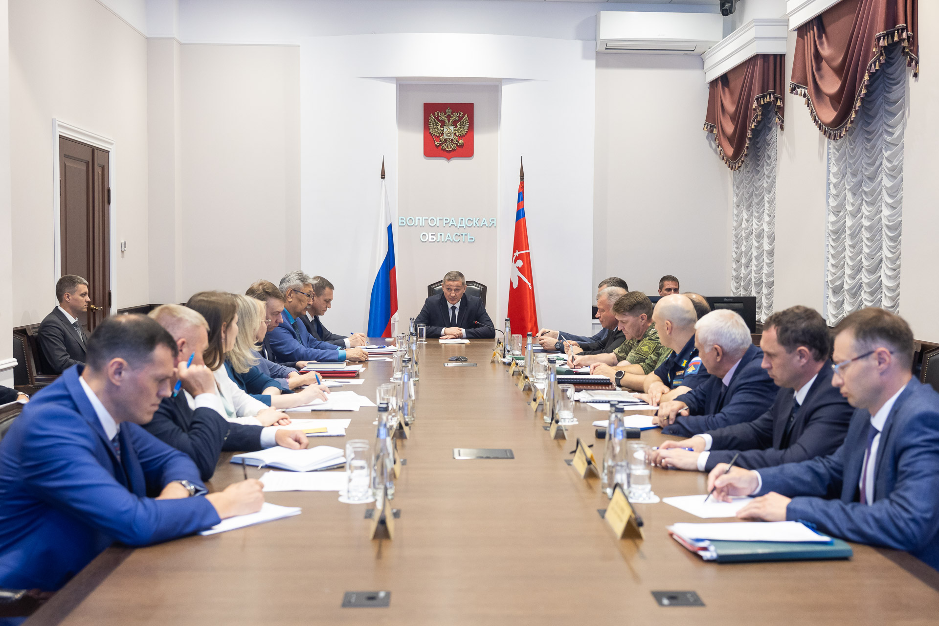 Волгоградский губернатор провел совещание по вопросам безопасности