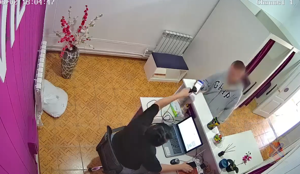 Курьера маркетплейса задержали за кражу товара под Волгоградом