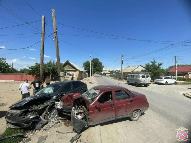18-летний водитель попал в больницу после ДТП с иномаркой на юге Волгограда