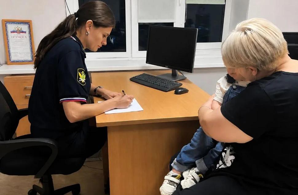 Приставы забрали ребенка у матери и передали бабушке в Волгоградской области