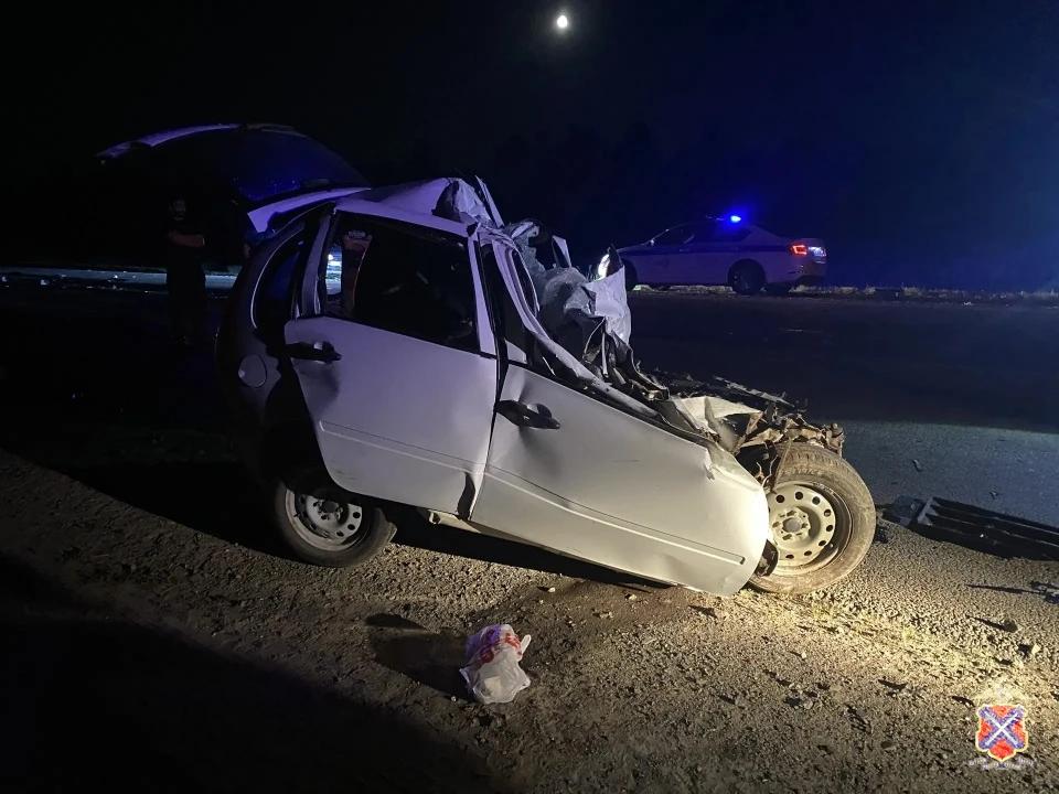 Водитель легковушки погиб в страшной аварии на трассе под Волгоградом