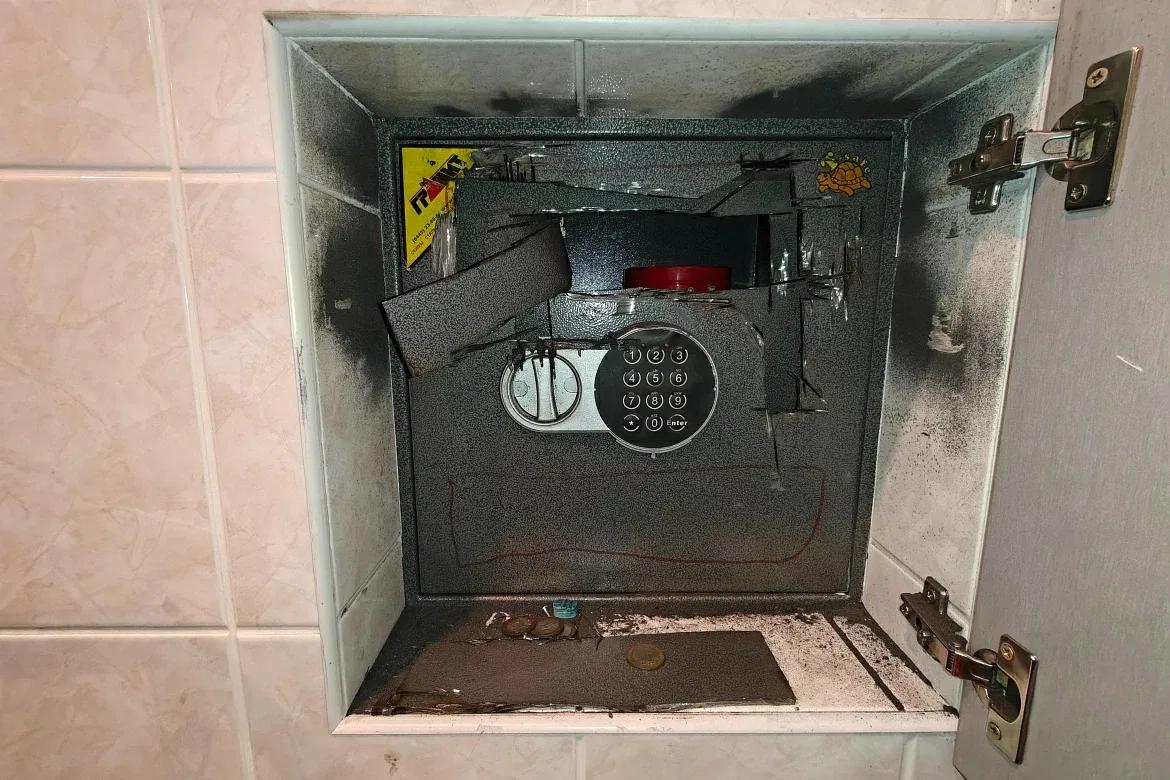 Молодого человека задержали за кражу денег и ювелирных изделий из сейфа в Волжском