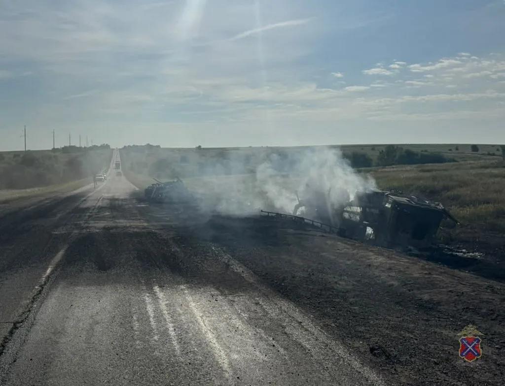 Большегруз с цистерной опрокинулся и загорелся на трассе в Волгоградской области