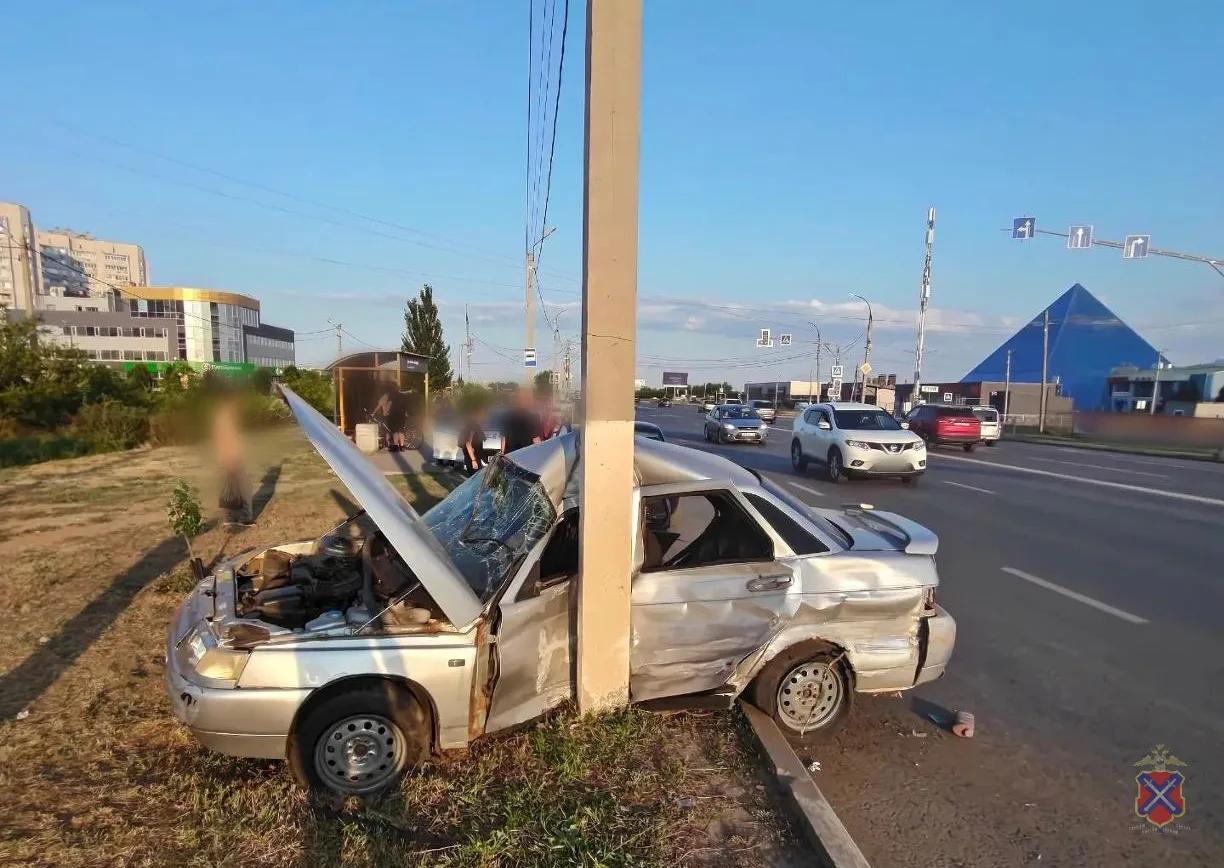 Легковушку смяло в ДТП с участием иномарки в Волжском