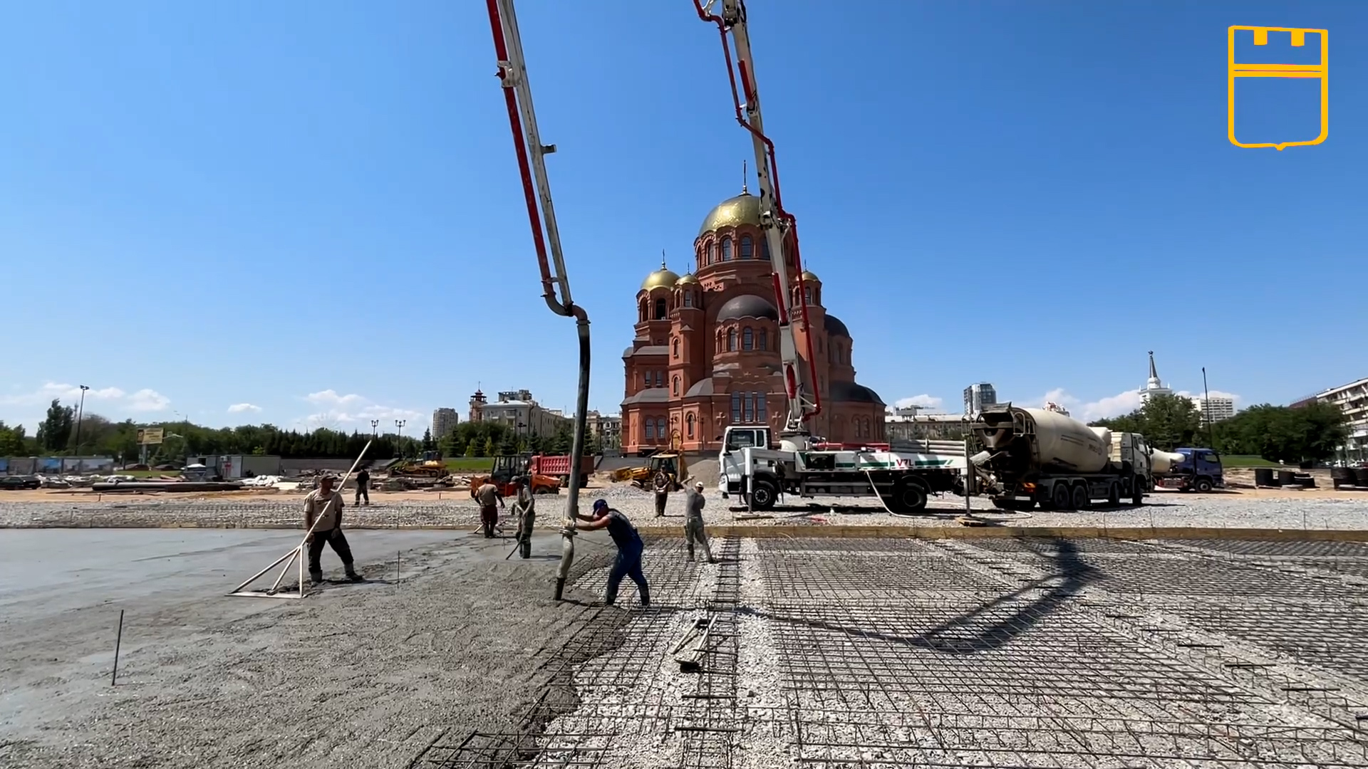 На площади Павших борцов в Волгограде возводят фундаментную плиту