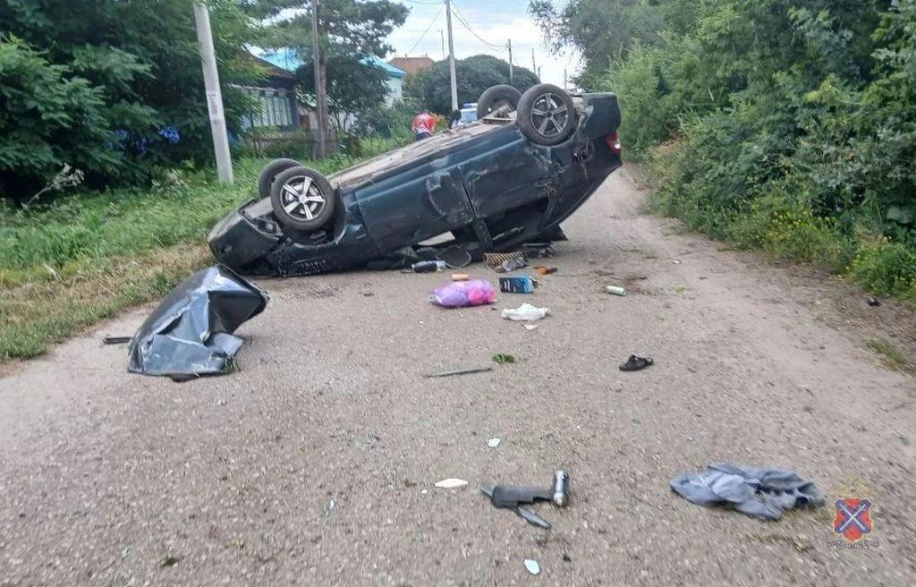 27-летний автомобилист опрокинулся на легковушке и погиб под Волгоградом 
