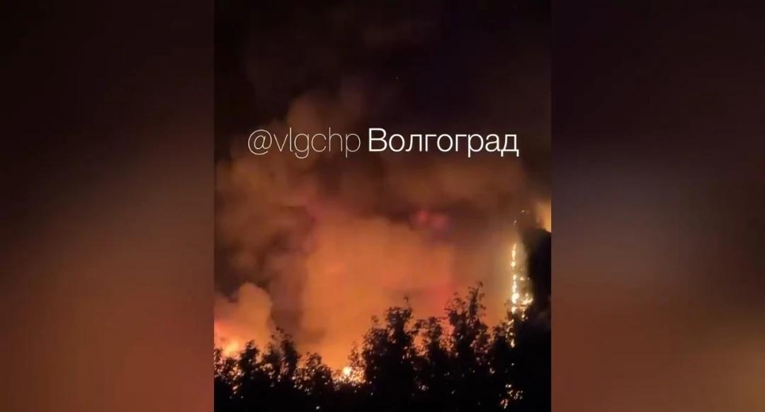 Крупный пожар тушат в Ворошиловском районе Волгограда